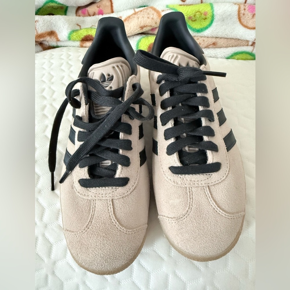 Adidas Gazelle Beige with Black Stripes - Picture 4 of 7